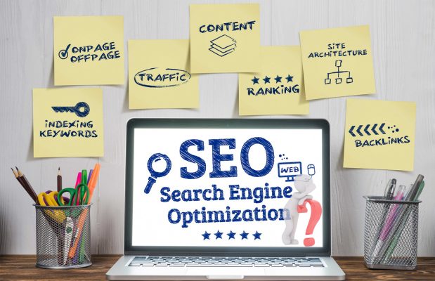 Nhân viên SEO phân tích dữ liệu website và lập kế hoạch tối ưu công cụ tìm kiếm.